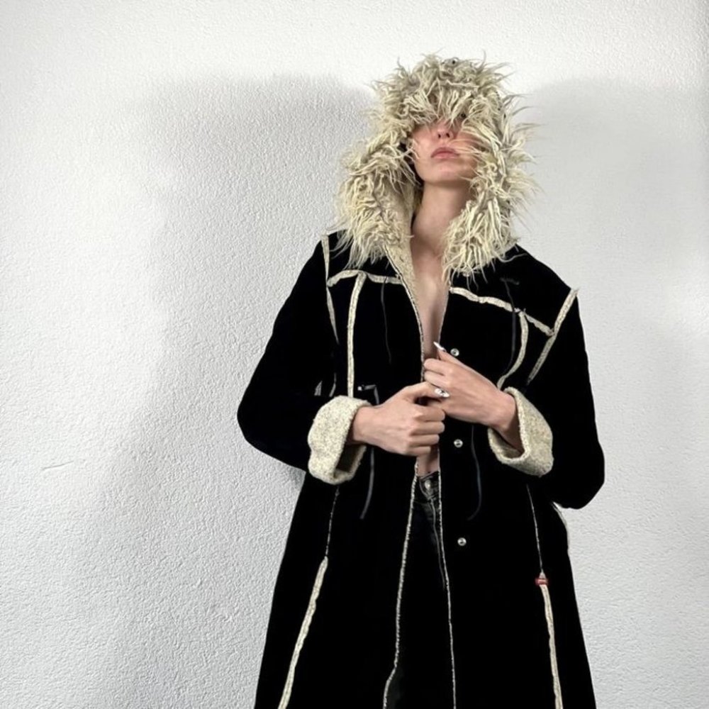 Aritzia Talula vintage like black hooded coat with fur. Size S